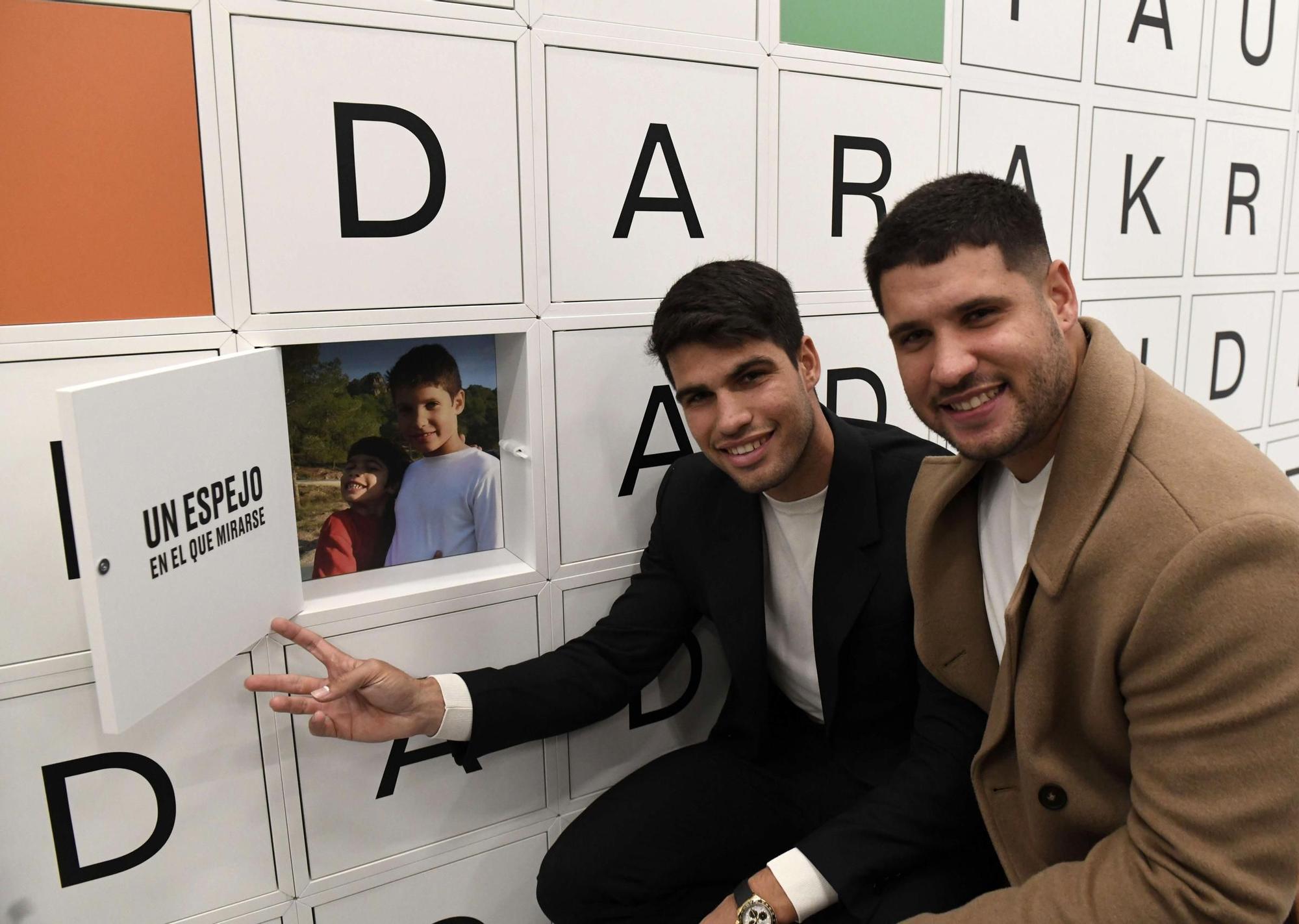 Así ha sido la inauguración de la exposición de Carlos Alcaraz en la Cárcel Vieja de Murcia