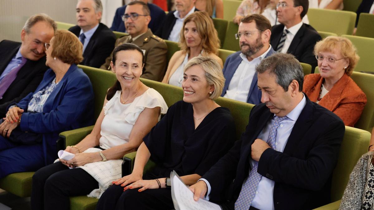 La consellera de Justicia, Elisa Núñez (en el centro) el día de su toma de posesión.