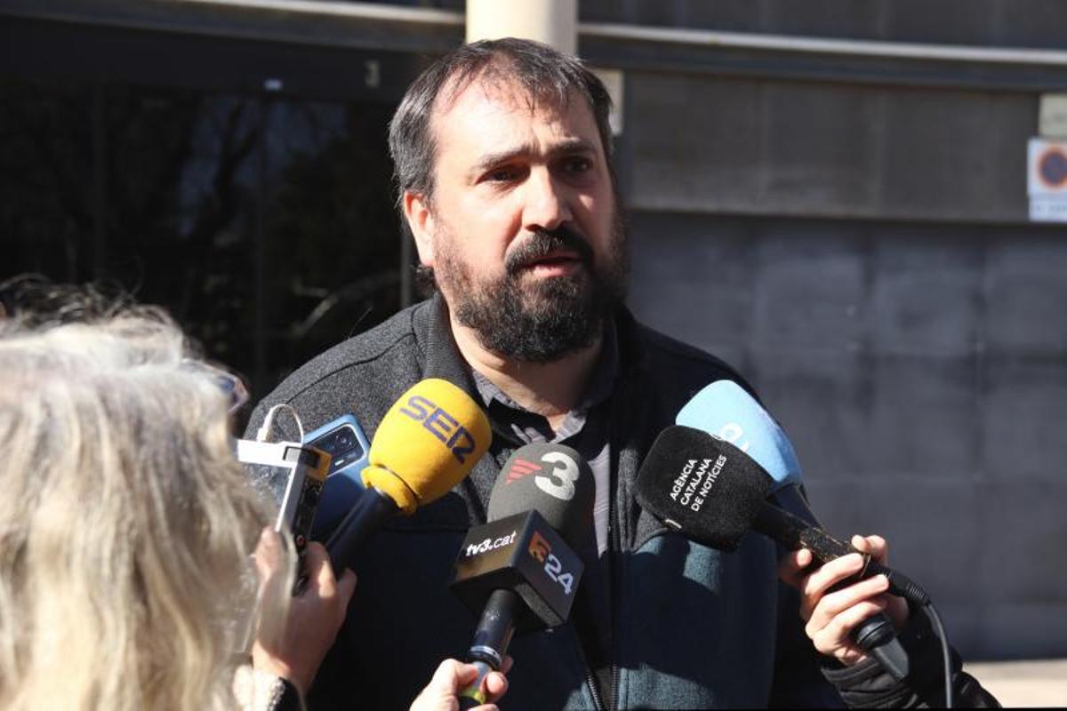 El diputado de la CUP, Dani Cornellà, en una atención a los medios delante de la Oficina dAntifrau de Catalunya.