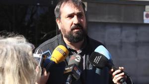 El diputado de la CUP, Dani Cornellà, en una atención a los medios delante de la Oficina dAntifrau de Catalunya.