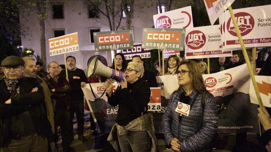 Los docentes, llegados de varios 
municipios de la Región, ayer en la 
protesta por Gran vía.  juan carlos caval