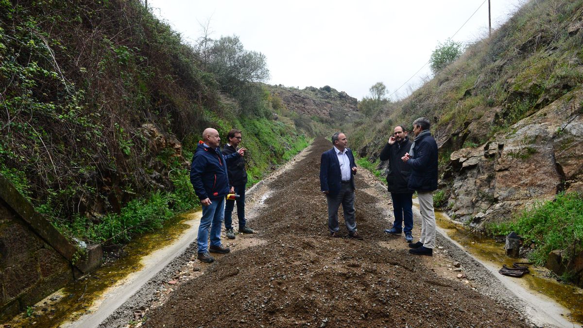 Martín, López y técnicos, en el tramo del camino tras salir del túnel de San Lázaro.