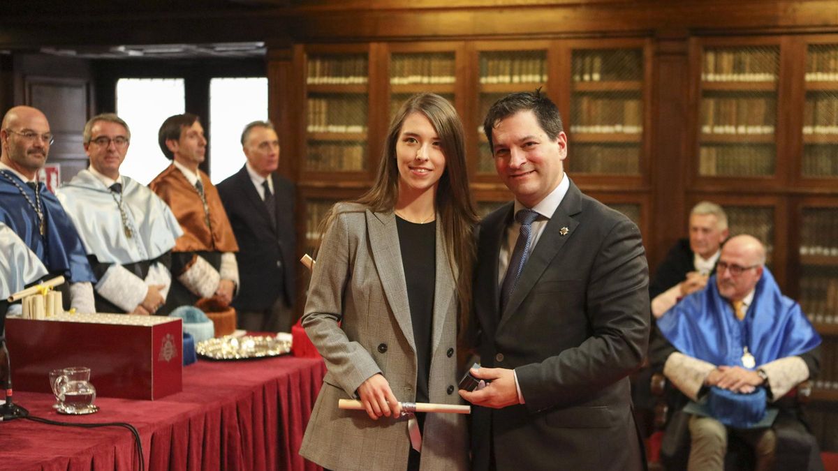 Premio Fin de Grado en Enfermería “Florence Nightingale”, patrocinado por el Ilustre Colegio Oficial de Enfermería del Principado de Asturias, concedido a Doña Lucía Suárez Blanco. Hace entrega del premio Don Esteban Gómez Suárez.