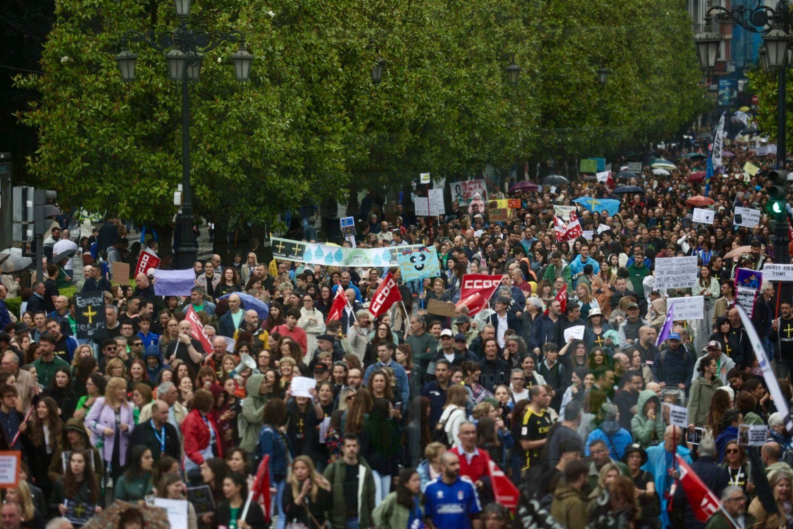 EN IMÁGENES: Así fue la gran manifestación de profesores por la enseñanza pública asturiana
