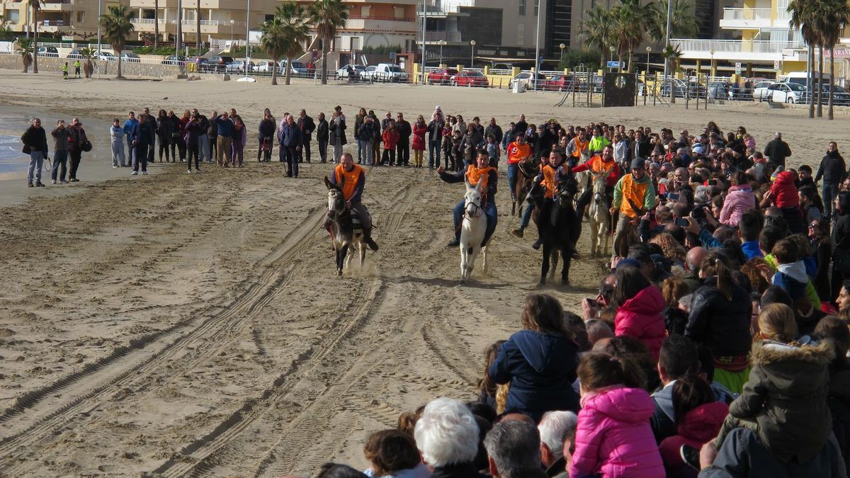 El domingo también realizarán carreras de burros en la playa de la Concha.