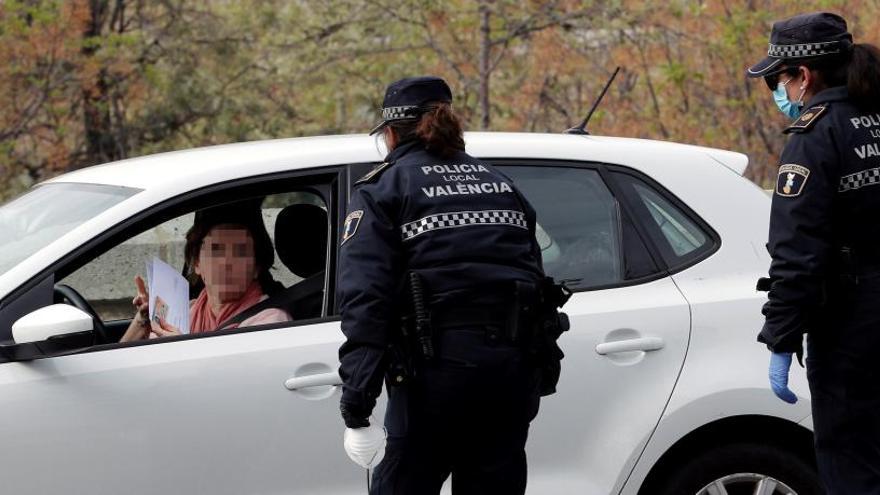 Solo una persona por coche y talleres mecánicos sí, pero con la persiana bajada