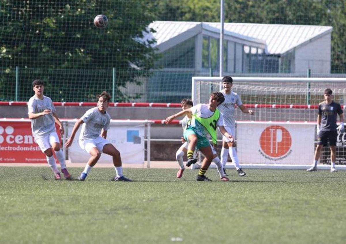 Participantes en el torneo de fútbol de A Estrada. | BERNABÉ/ AMANDA CASTRO