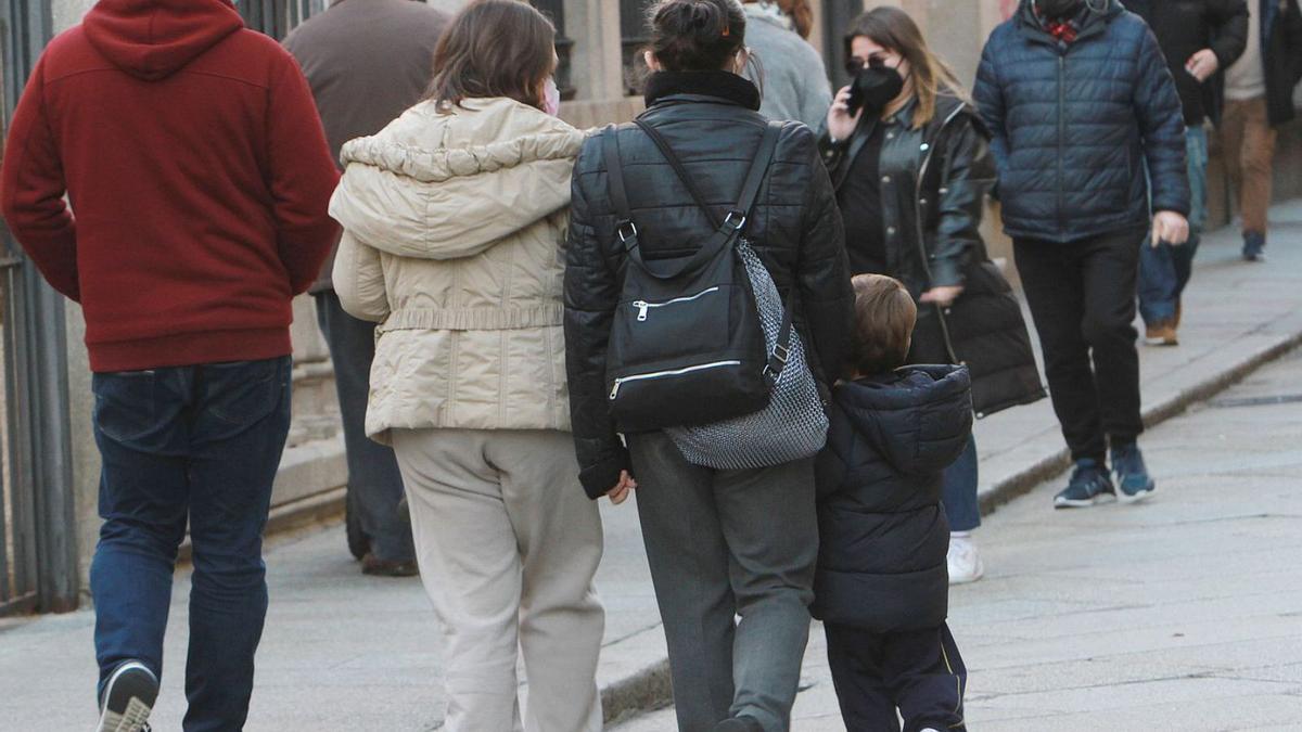 Dos familias pasean por unas de las céntricas calles de la ciudad. |   // IÑAKI OSORIO