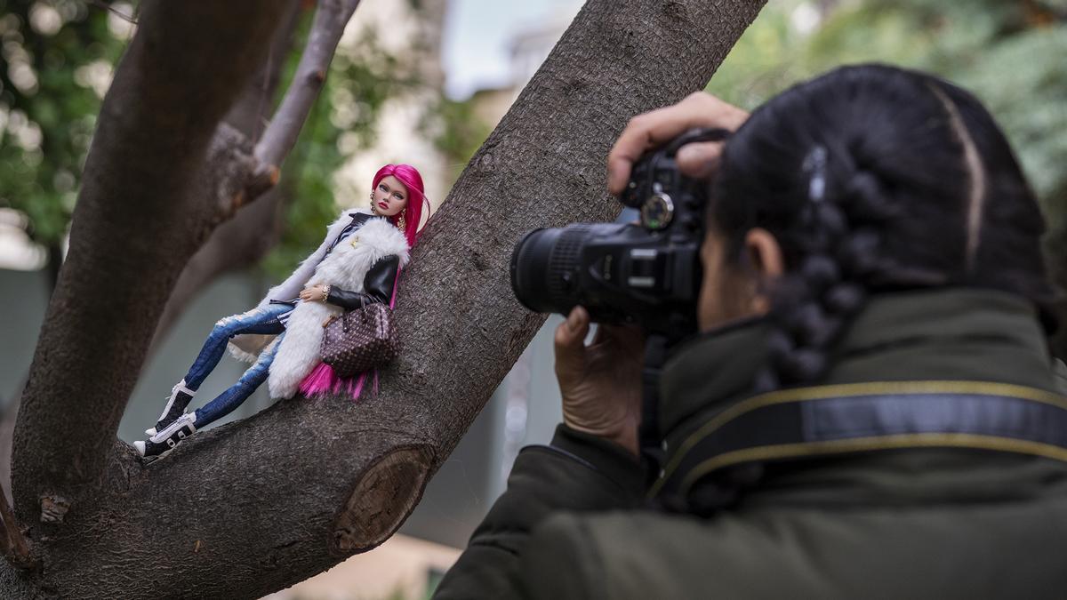 La muñeca de Mary posturea en un álbol delante de la cámara.