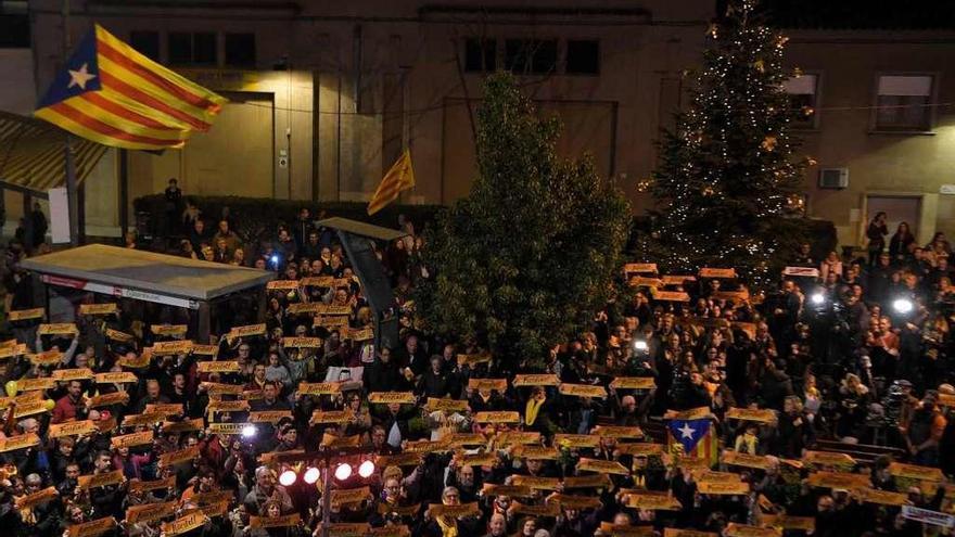 Concentración en Sant Vicent dels Horts, donde fue alcalde, para reclamar la libertad de Junqueras. // AFP