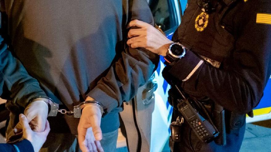 Aturen un motorista per fer ziga-zagues i l'enxampen amb un permís de conduir fals i 70 grams de cocaïna