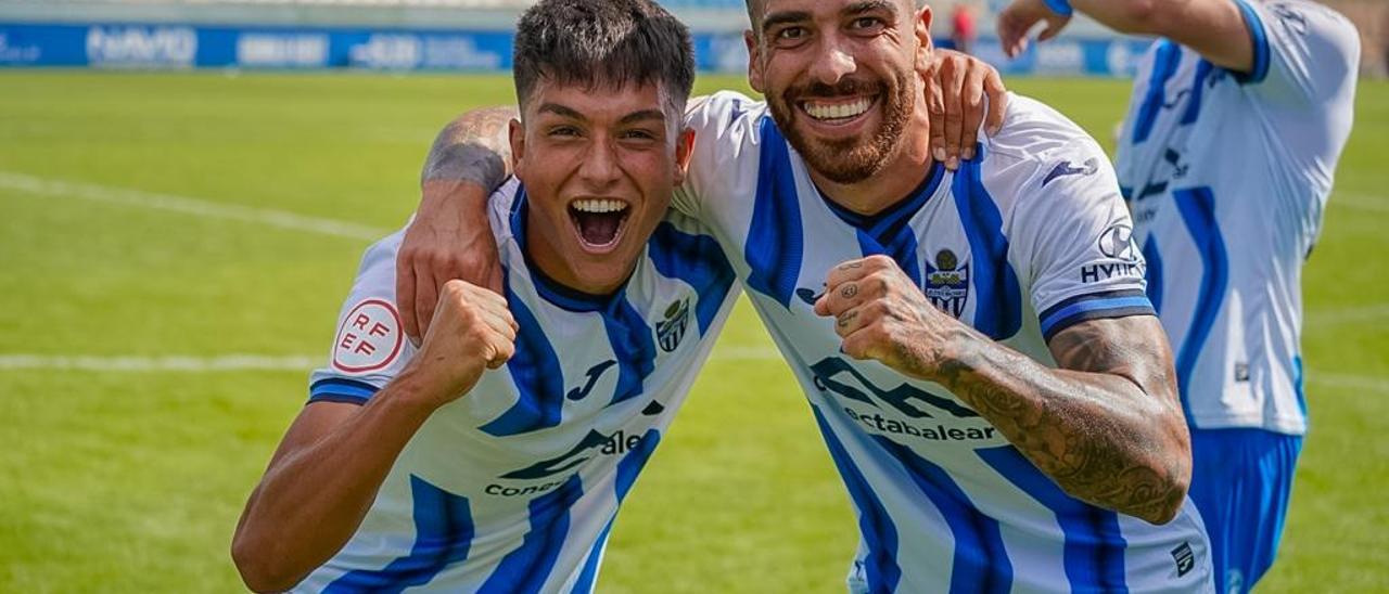 Miguelete y Pastrana celebran uno de los goles del Atlético Baleares al Barcelona B.