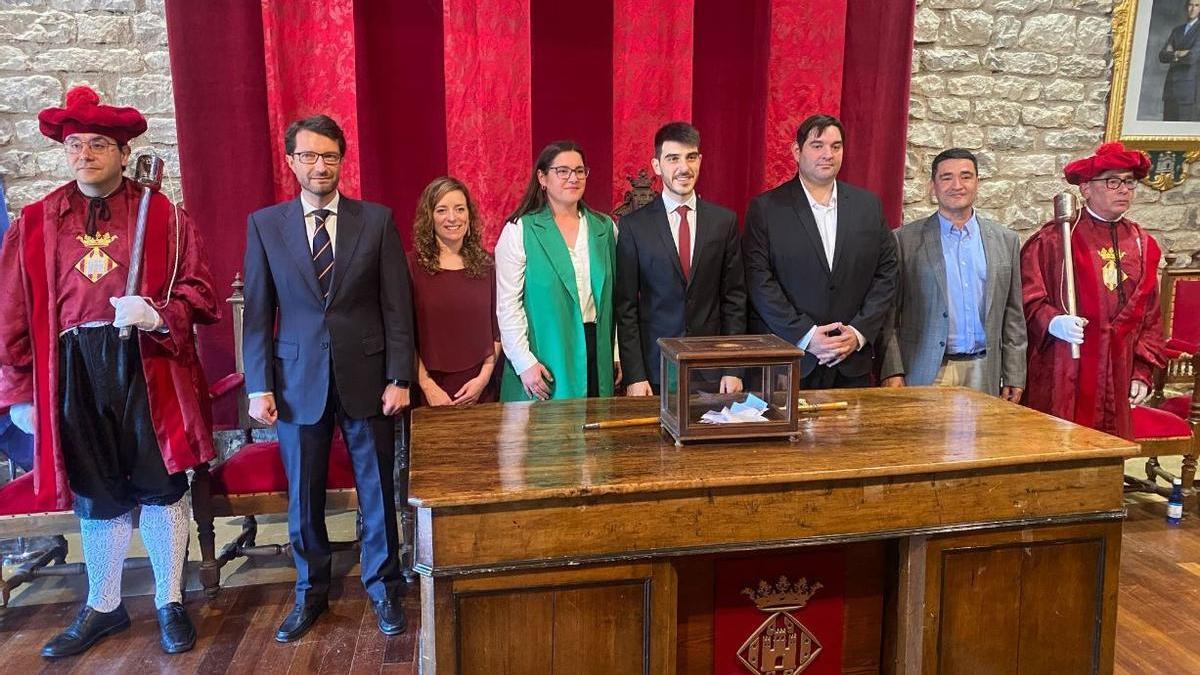 Bernabé Sangüesa, en el centro con corbata roja, junto a los ediles de Independents y el PP, tras tomar posesión como alcalde.