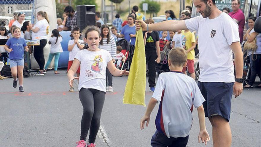 Juegos infantiles, ayer por la tarde, en la rúa Pintor Colmeiro. // Bernabé/Javier Lalín