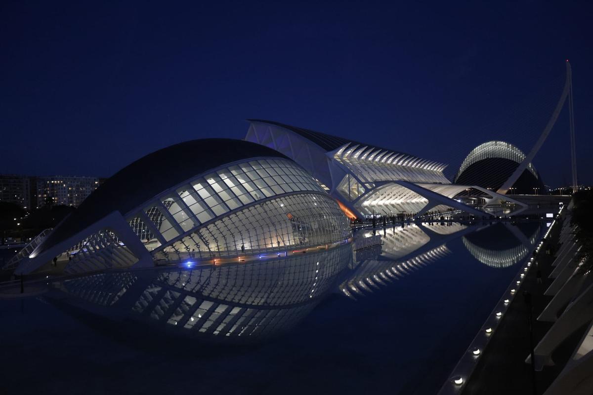 València se tiñe de azul y naranja contra el Cáncer