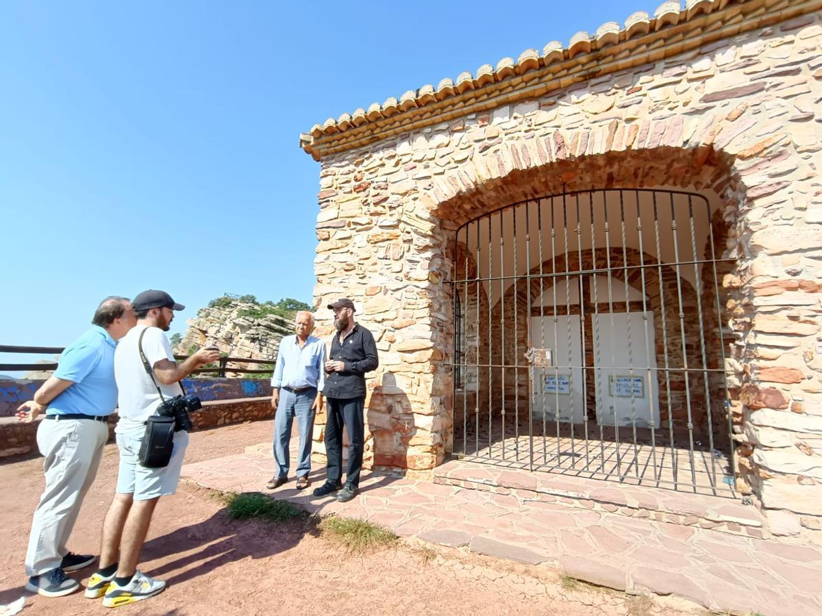 El empresario y el ermitaño, con unos visitantes.