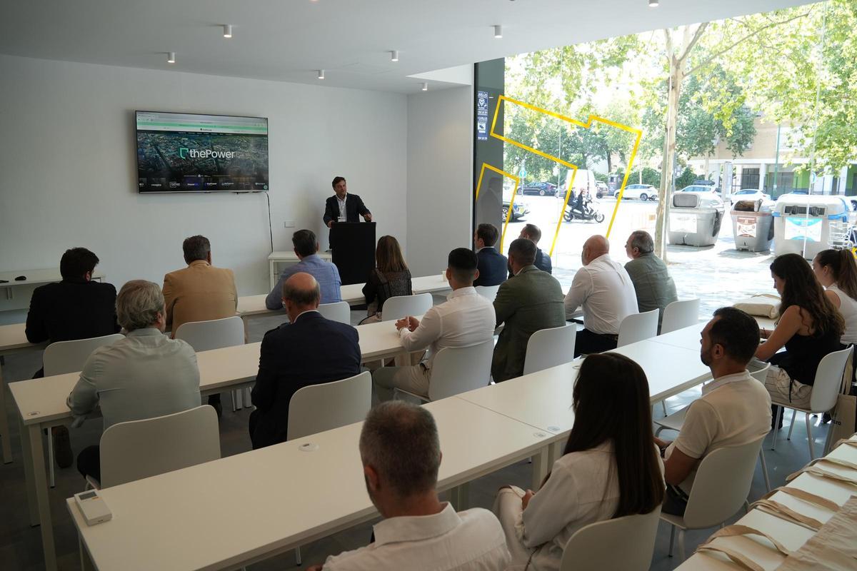 Rafael Gozalo, CEO de ThePower Education da la bienvenida a autoridades y representantes instituciones en la inauguración en su nuevo centro en Sevilla.