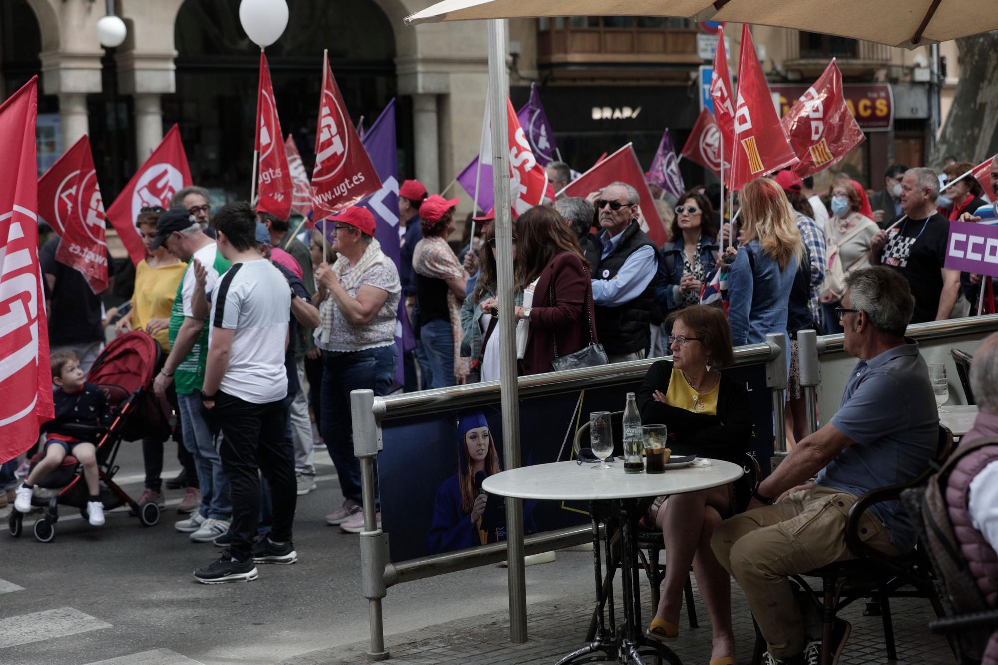 Un millar de personas reclaman en Palma "contener los precios y subir los salarios"