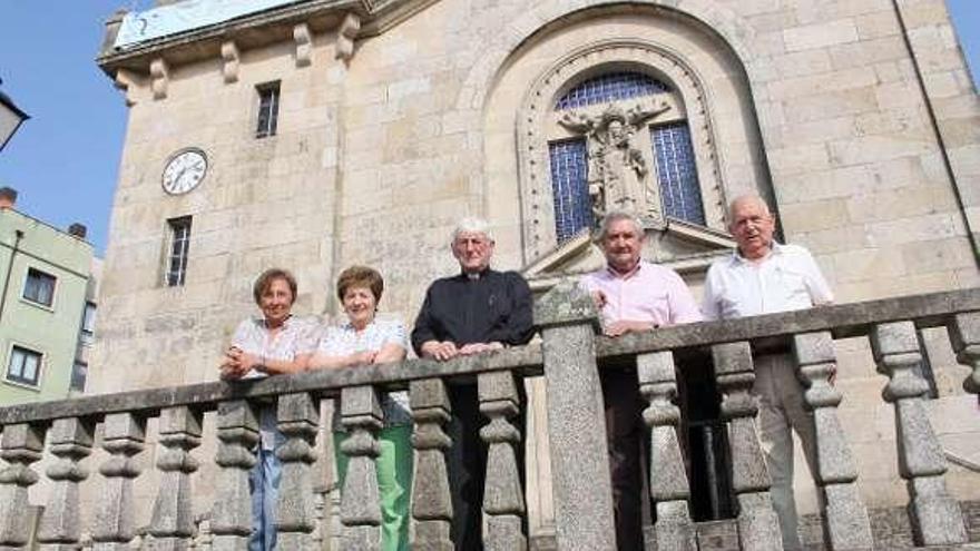 El párroco, con algunos feligreses, ante la iglesia.  // Santos Álvarez