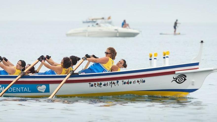 Las jábegas participantes en la regata de ayer, en La Carihuela, volvieron a mostrar un espectáculo único desde la orilla del mar.