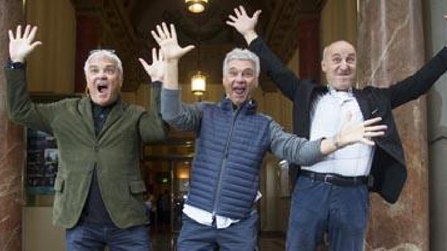 El grupo humorístico frente al Teatro Olympia de Valencia.