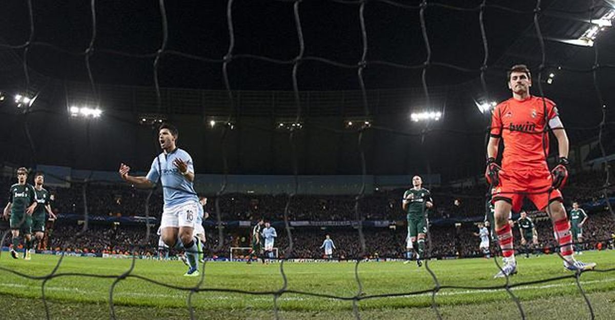 Casillas mira el fons de la porteria després del gol d’Agüero. Casillas mira el fons de la porteria després del gol d’Agüero.