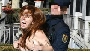 Momento en el que un agente de policía agarra por los senos a una activista de Femen en una protesta.