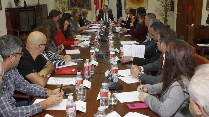 Gobierno local, oposición, empresarios, sindicatos y portavoz vecinal en la reunión en Alcaldía. // R. Grobas