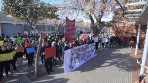 Manifestación a las puertas del instituto Llobregat de Sallent.