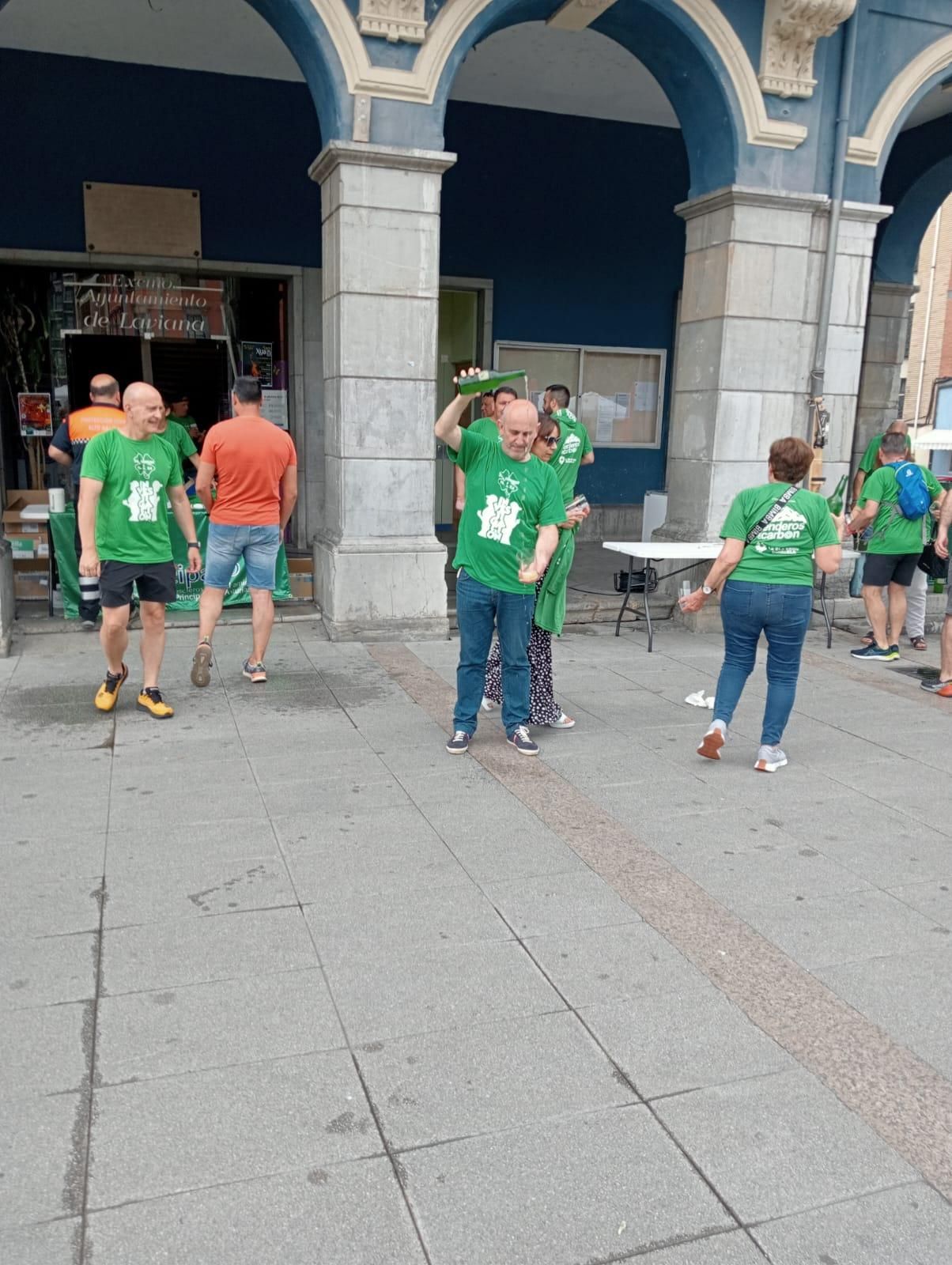 Doscientas personas marchan y escancian en Laviana para combatir la ELA