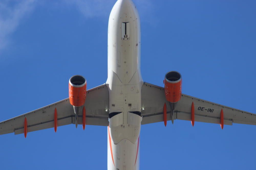 Llegada del primer avión al aeropuerto de Corvera