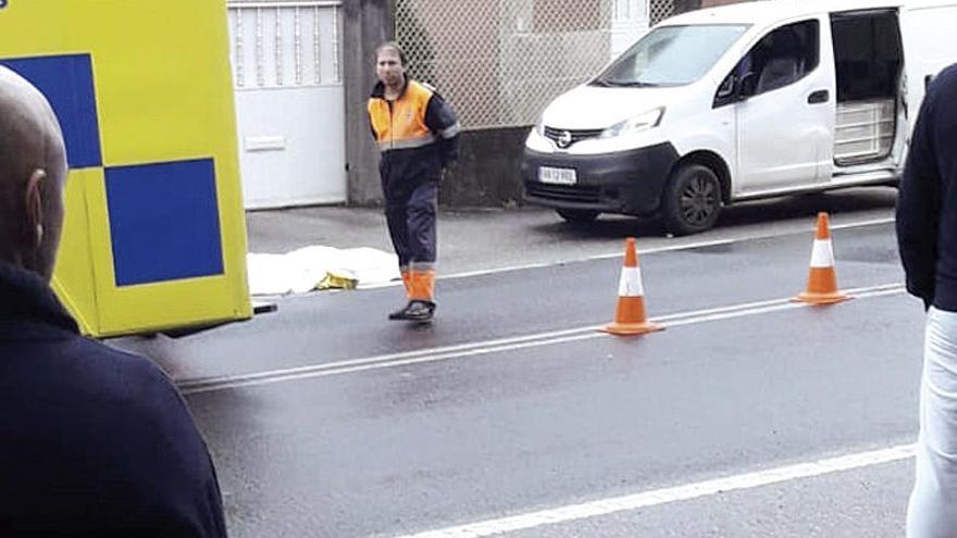 El cuerpo del edil fallecido tendido delante de su furgoneta. // FdV