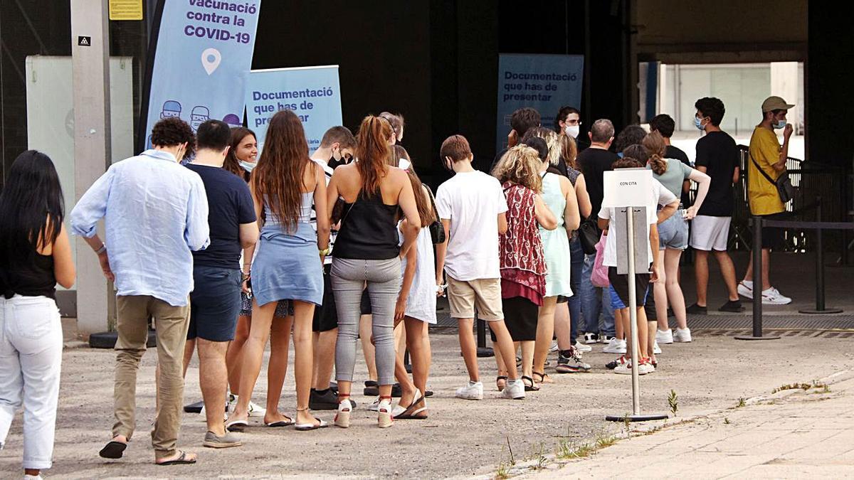 Cua de gent a la Fira de Barcelona per vacunar-se sense cita prèvia, ahir a la tarda. | ACN