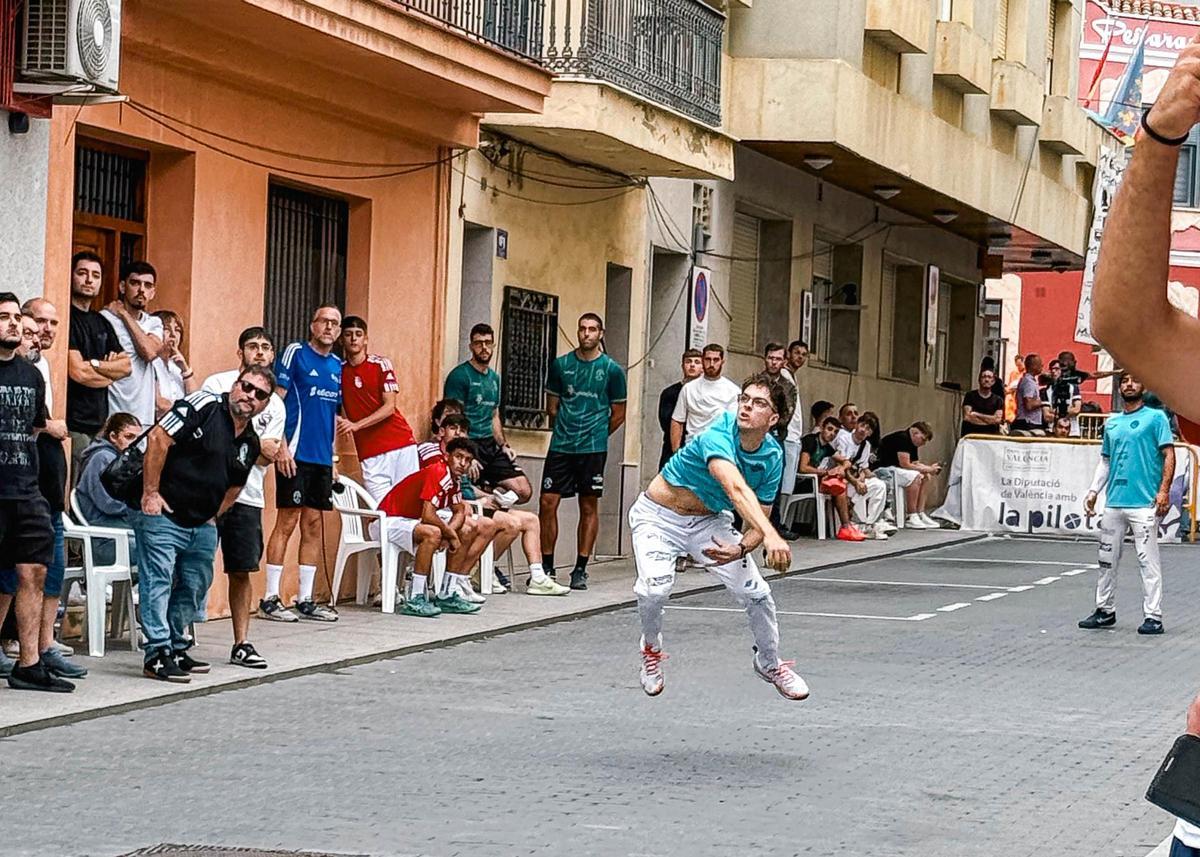 Marc (CPV La Rectoria) salta amb inèrcia després de colpejar la pilota.