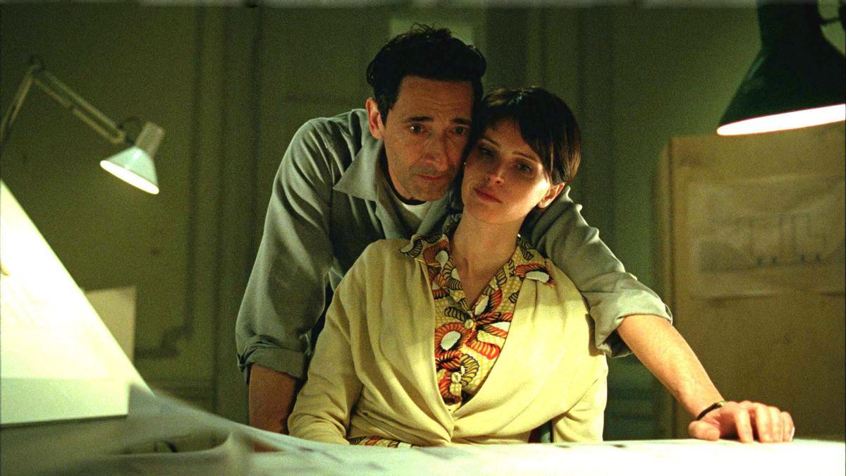 Adrien Brody y Felicity Jones, en una escena de ‘The Brutalist’.