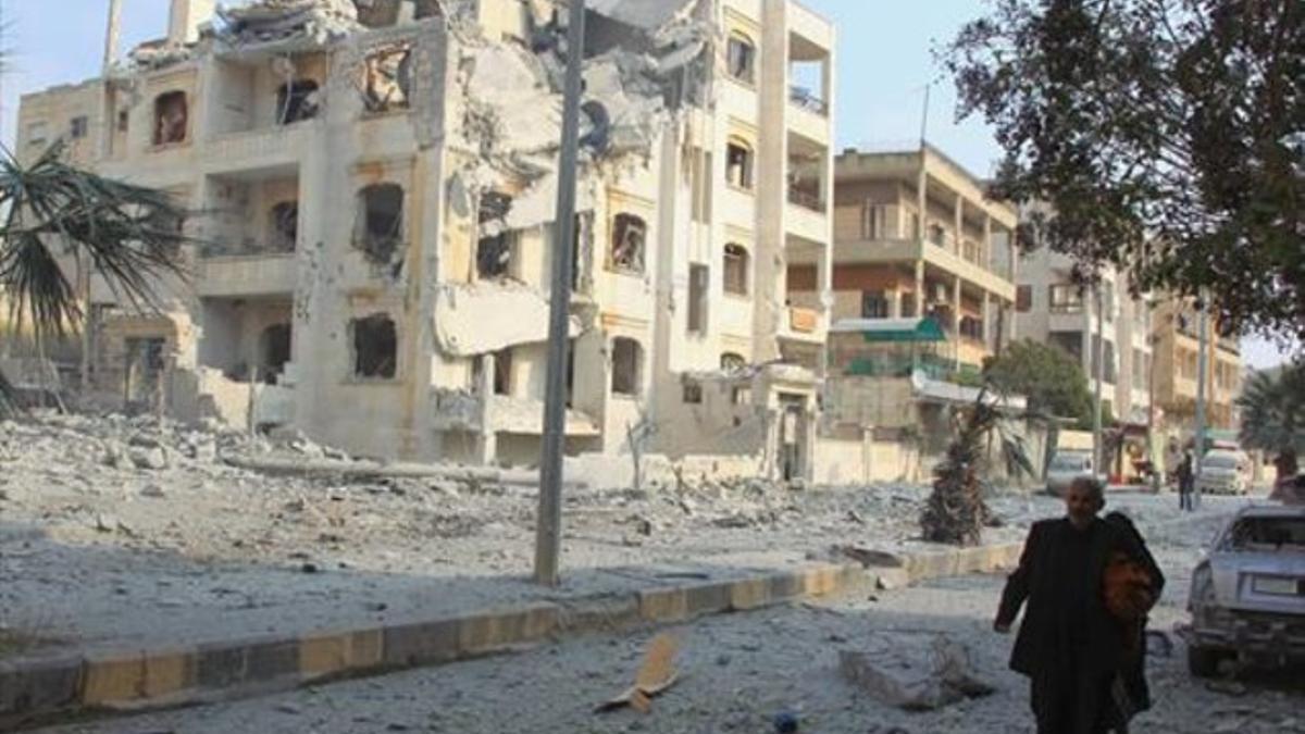 Un hombre camina entre edificios dañados por los bombardeos rusos en la ciudad siria de Idleb.