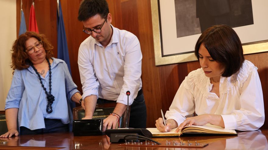 Diana Morant firma en el Libro de Honor del Ayuntamiento de Cocentaina