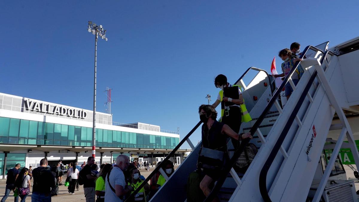 Llegada de pasajeros al Aeropuerto de Villanubla (Valladolid), en una imagen de archivo.