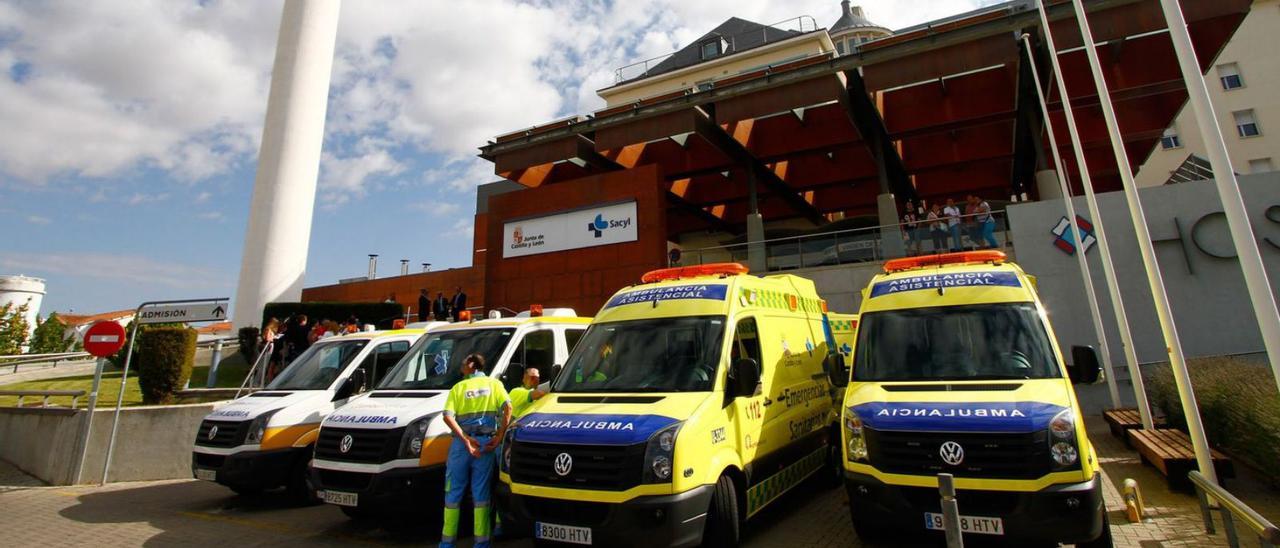 Ambulancias a las puertas del Hospital Virgen de la  Concha.