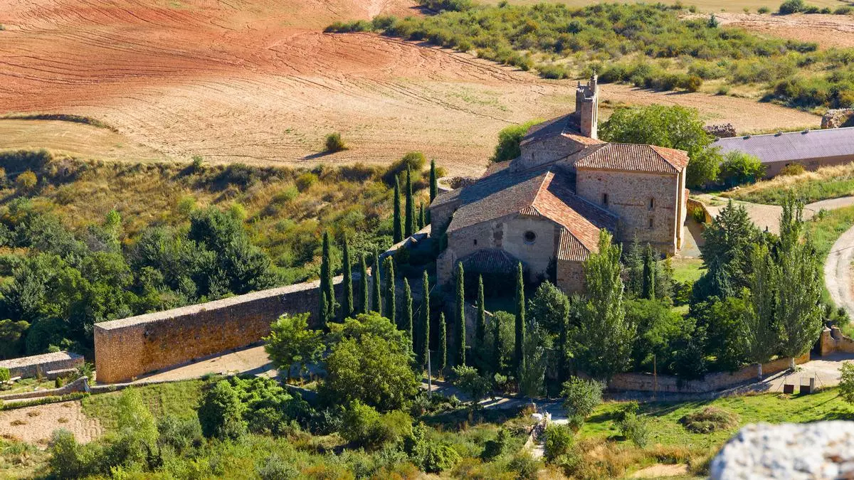 Parece La Toscana, pero es Guadalajara: un castillo, un pueblo amurallado y una playa protegida a tiro de piedra de Madrid