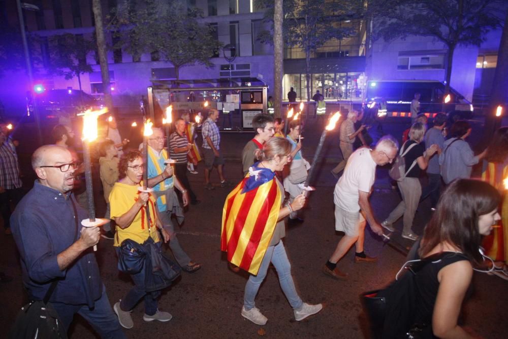 Marxa de torxes a Girona per commemorar el segon aniversari del referèndum de l'1-O