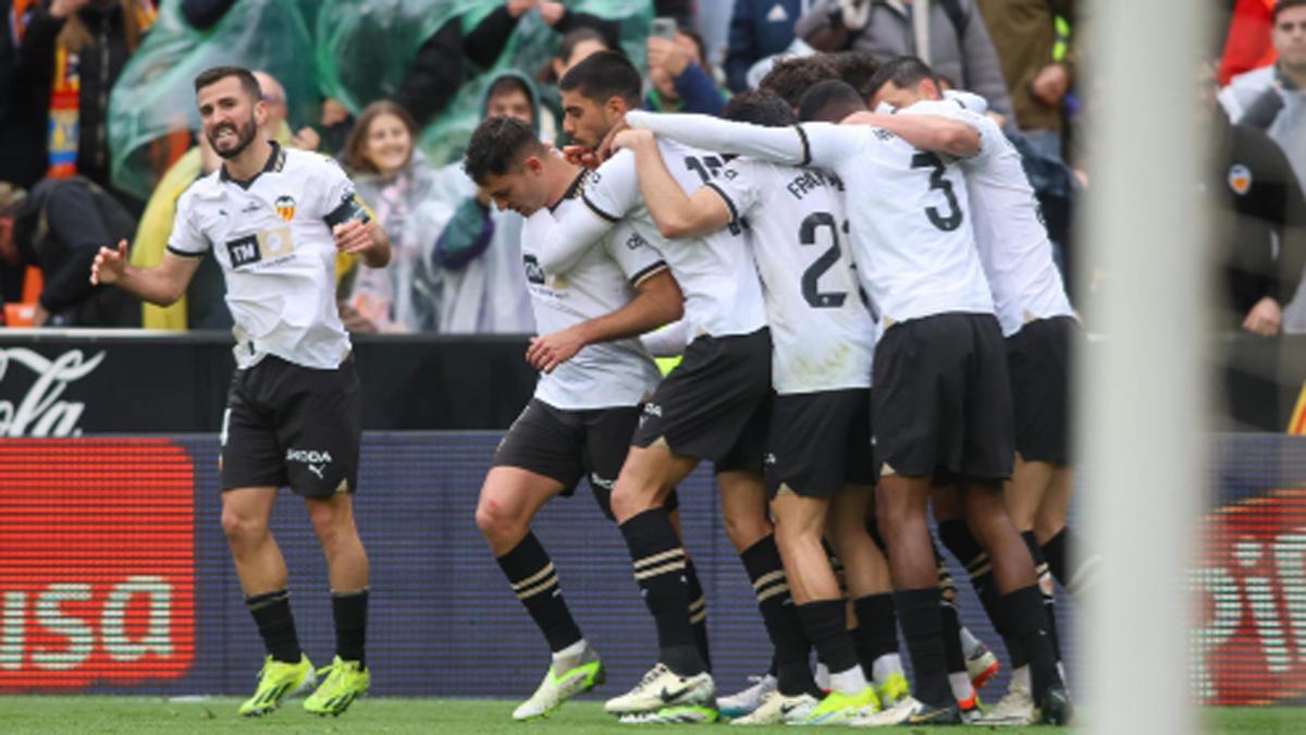 Los jugadores del Valencia celebran un gol de Hugo Duro