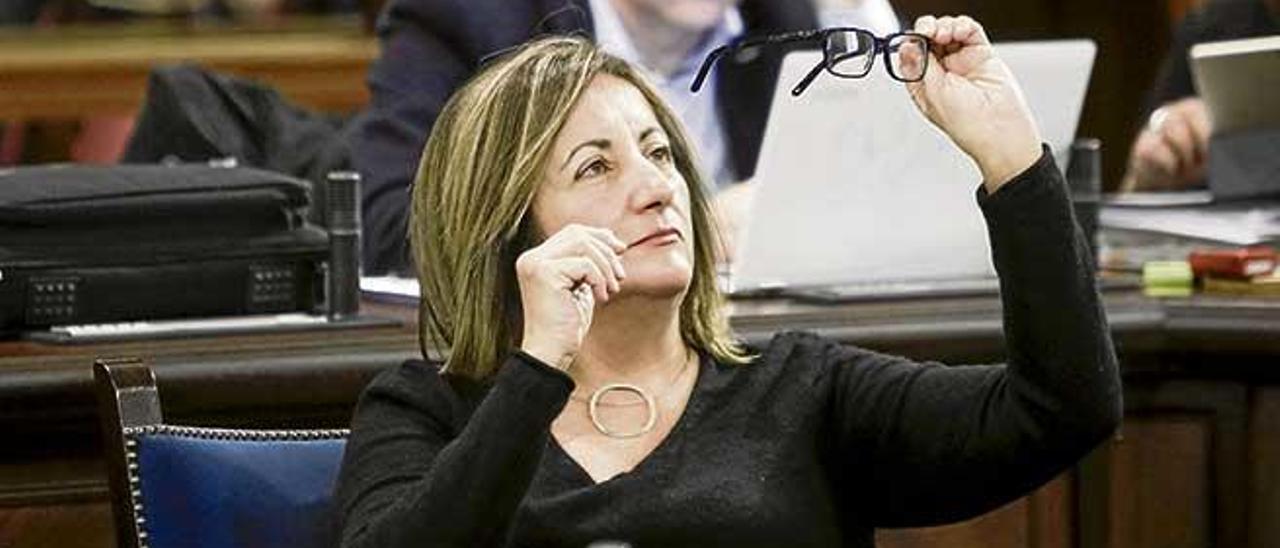 La consellera de Cultura, Participación y Deportes, Fanny Tur, en un pleno del Parlament.