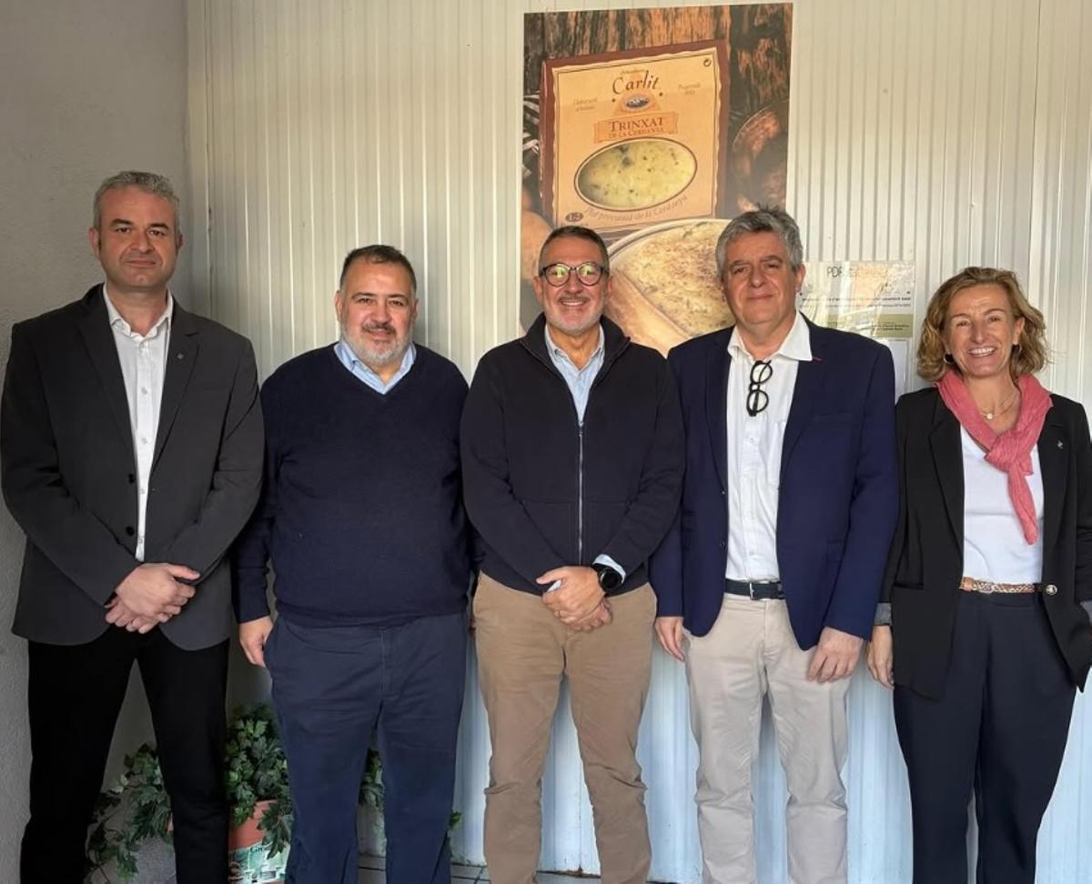 El president d’Empresariat Cerdanya, Joan Manel Casanovas, i la vicepresidenta, Mireia Vila, amb  Miquel Sàmper Rodríguez , Conseller d'Empresa i Treball.