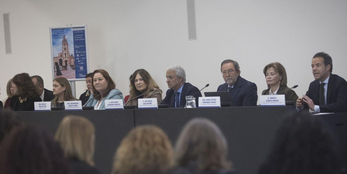 En la mesa, María Villanueva (moderadora), Sonia Arévalo (presidenta de la Comisión de Familia), Encarnación Vicente, Jesús María Chamorro (TSJA), Luis Albo (decano del Colegio de Abogados), Esther Fernández (fiscal superior) e Ignacio Cuesta, teniente de alcalde de Oviedo, en la inauguración del Congreso. | Miki López