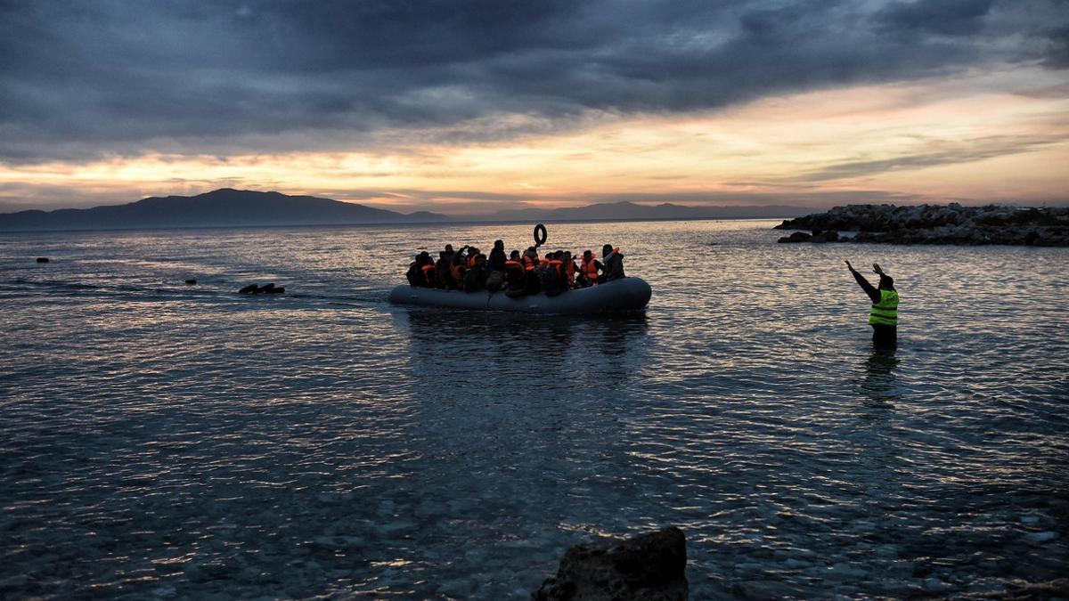 Refugiados e inmigrantes llegan a la isla de Lesbos en lanchas neumáticas.