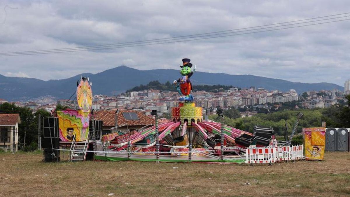 El “saltamontes”, ayer, en el campo de las fiestas de Matamá, donde sigue con vigilancia policial.