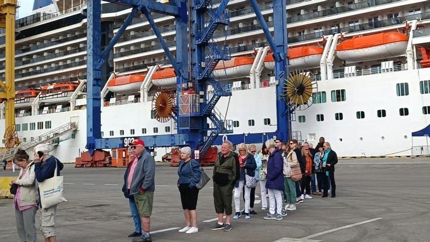 Gijón recibe a los pasajeros británicos del &quot;Arcadia&quot;, el primer crucero que hizo escala en El Musel, en 1999