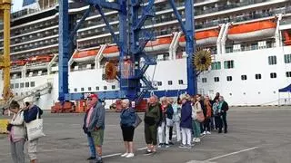 Gijón "atrae" a los pasajeros del "Arcadia", el primer crucero que hizo escala en El Musel, en 1999