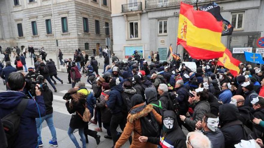 Policías y guardias civiles protestan frente al Congreso